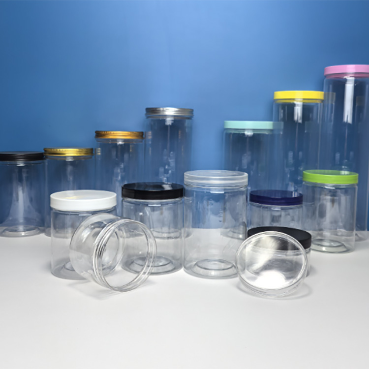 Prozoren plastični kozarec